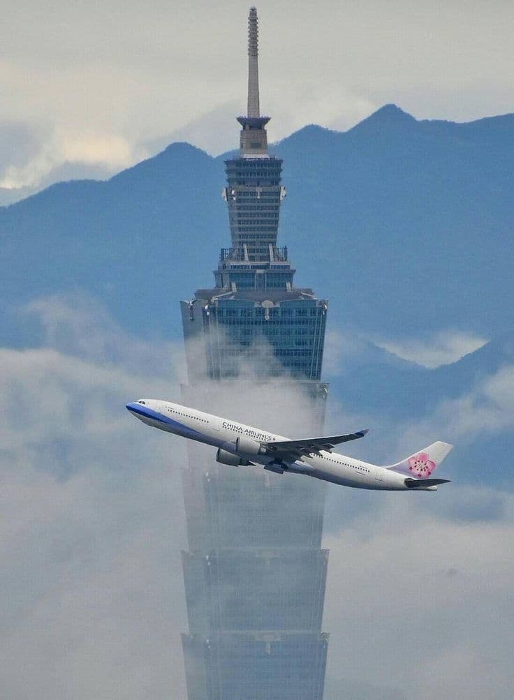 Taipei 101 and aircraft